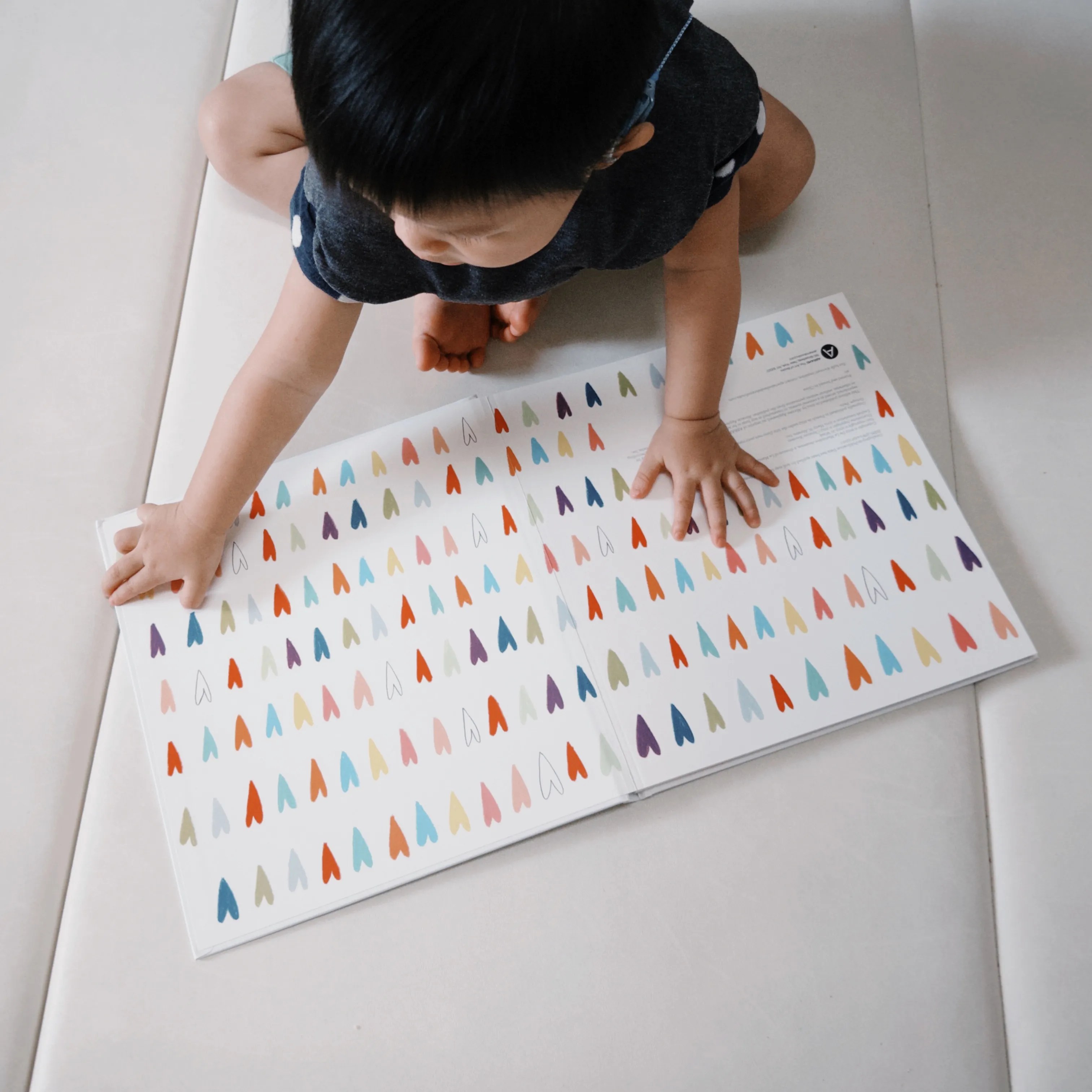 寶寶閱讀繪本 In My Heart,專注看書的畫面