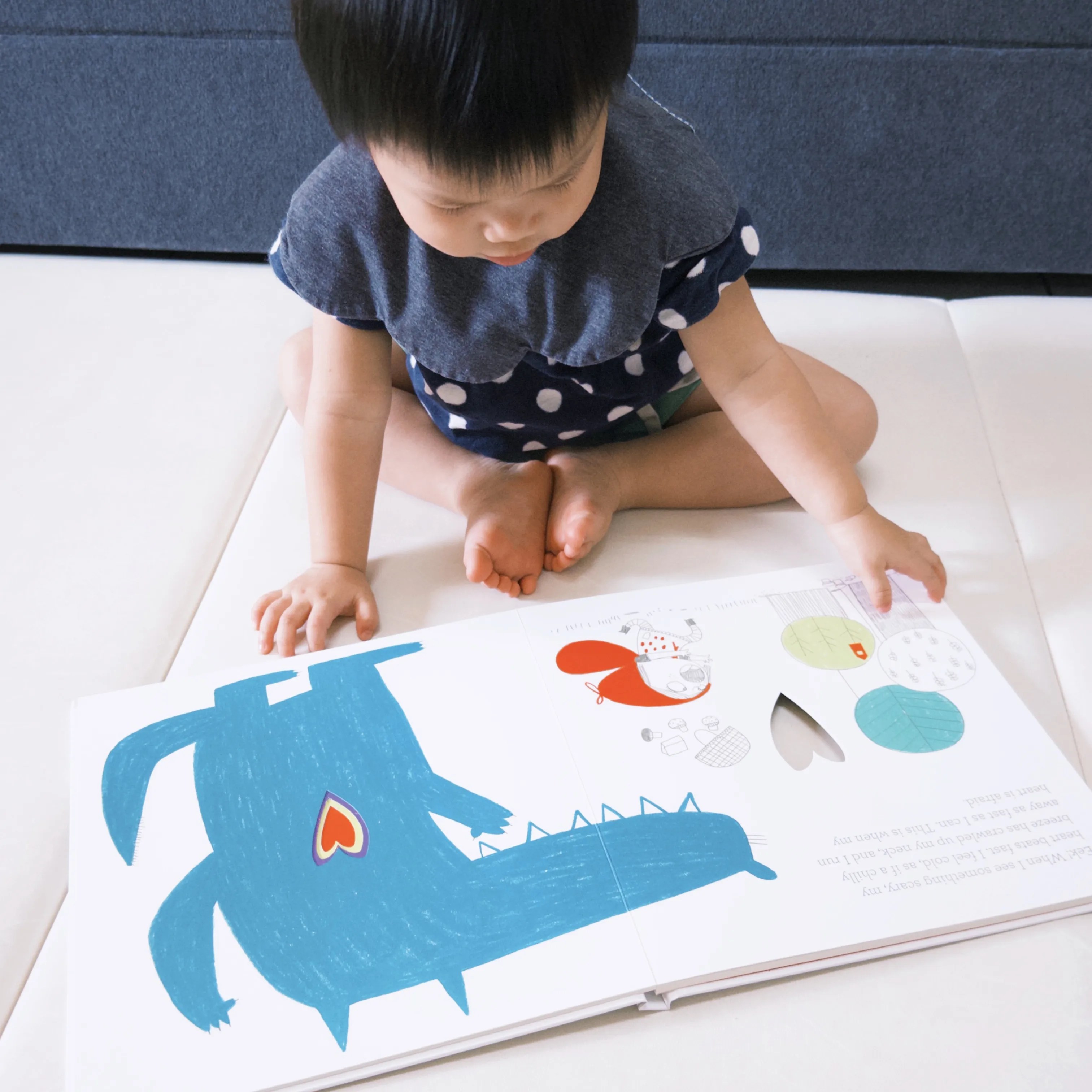 寶寶閱讀繪本 In My Heart,專注看書的畫面