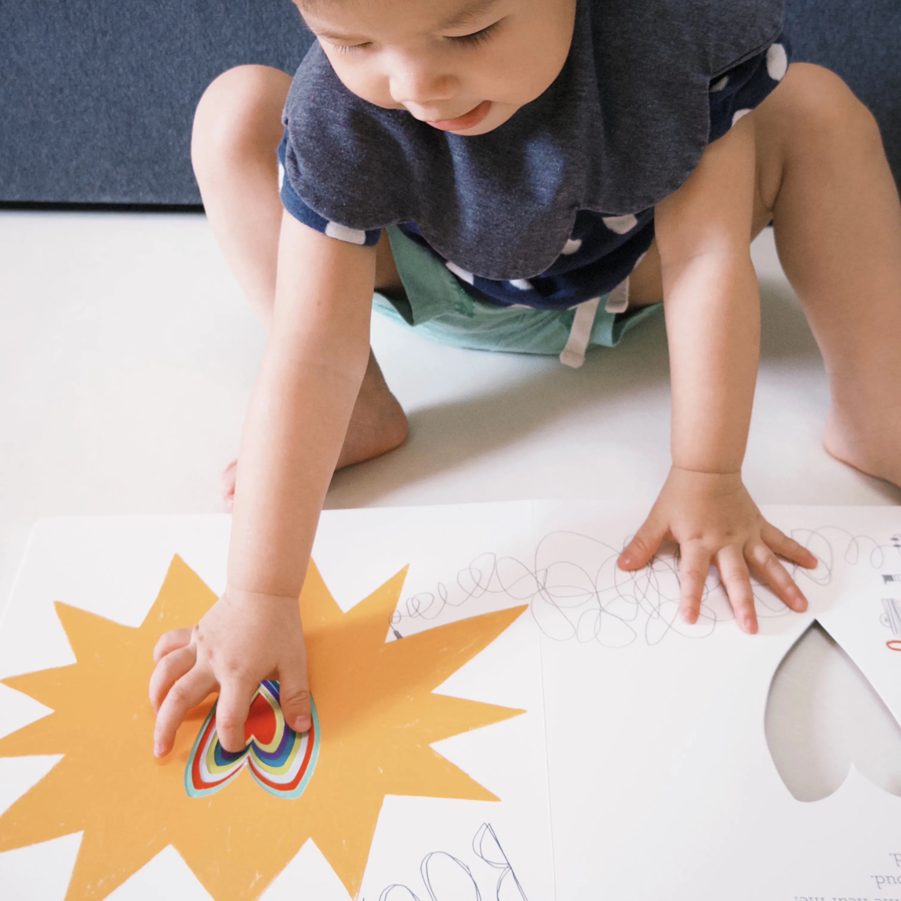 寶寶閱讀繪本 In My Heart,專注看書的畫面