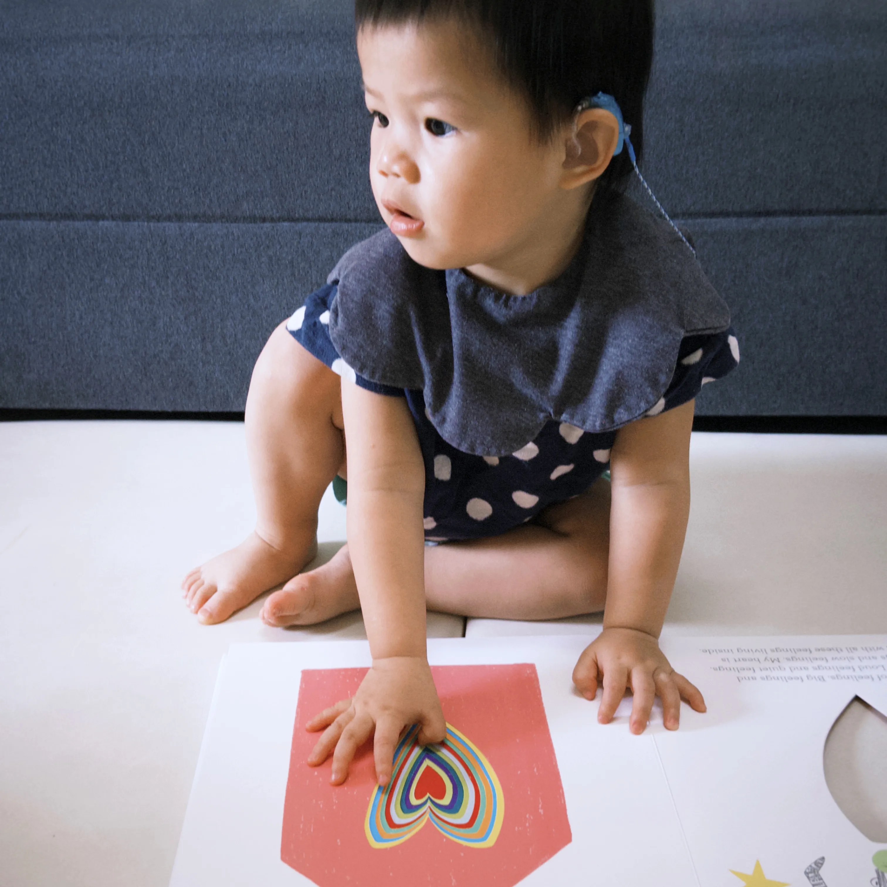 寶寶閱讀繪本 In My Heart,專注看書的畫面