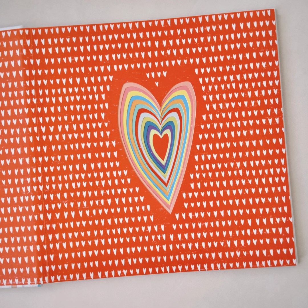 繪本 In My Heart 內頁插圖，彩色愛心與角色繪圖