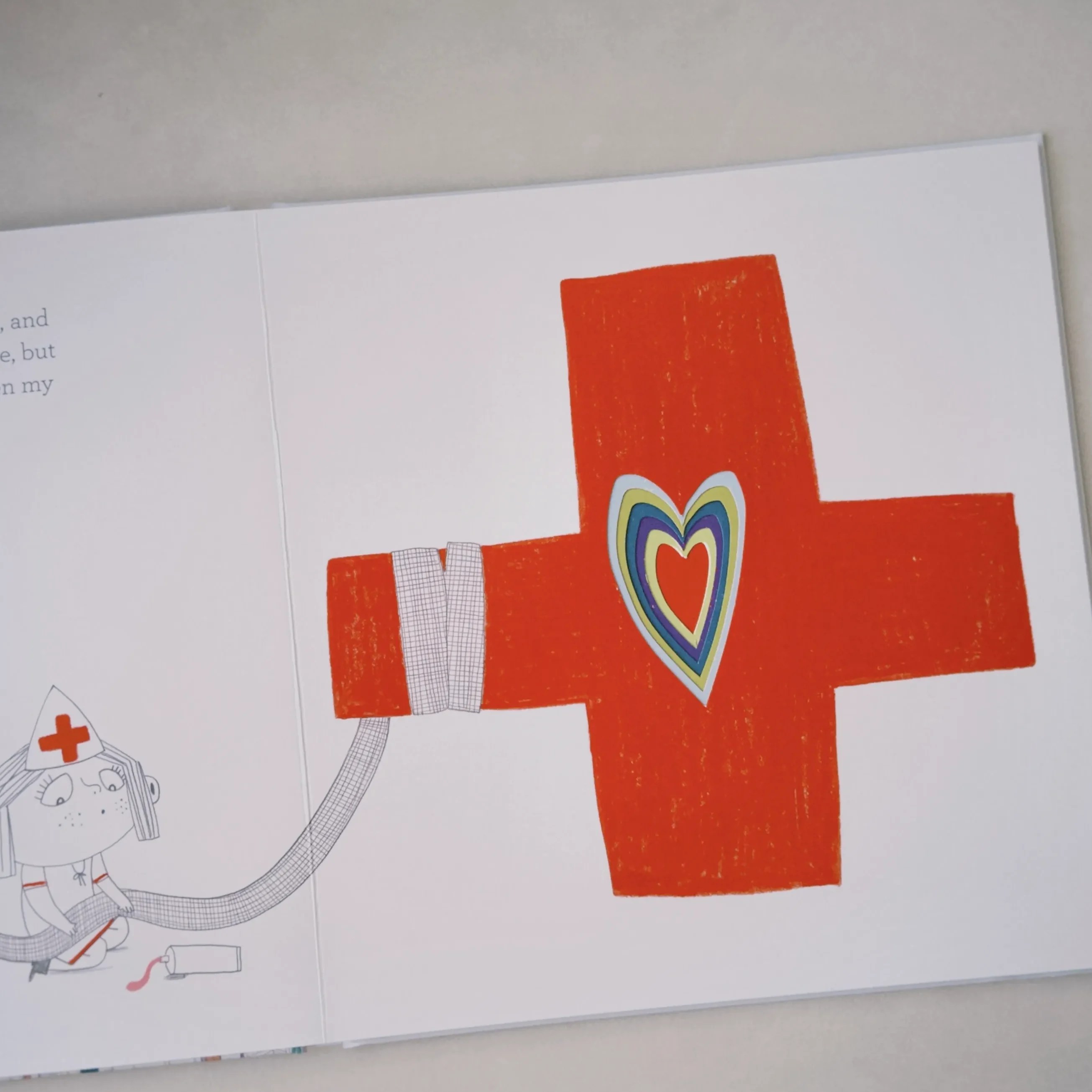 繪本 In My Heart 內頁插圖,彩色愛心與角色繪圖